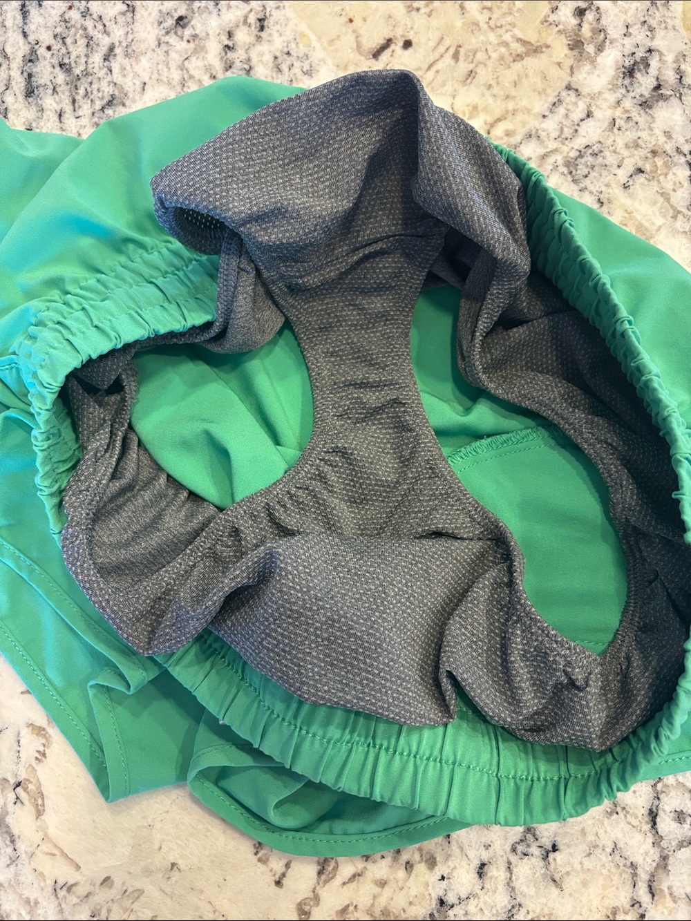 Vuori Clementine Emerald Green Athletic Drawstring Shorts. 2.5” inseam - Picture 4 of 6